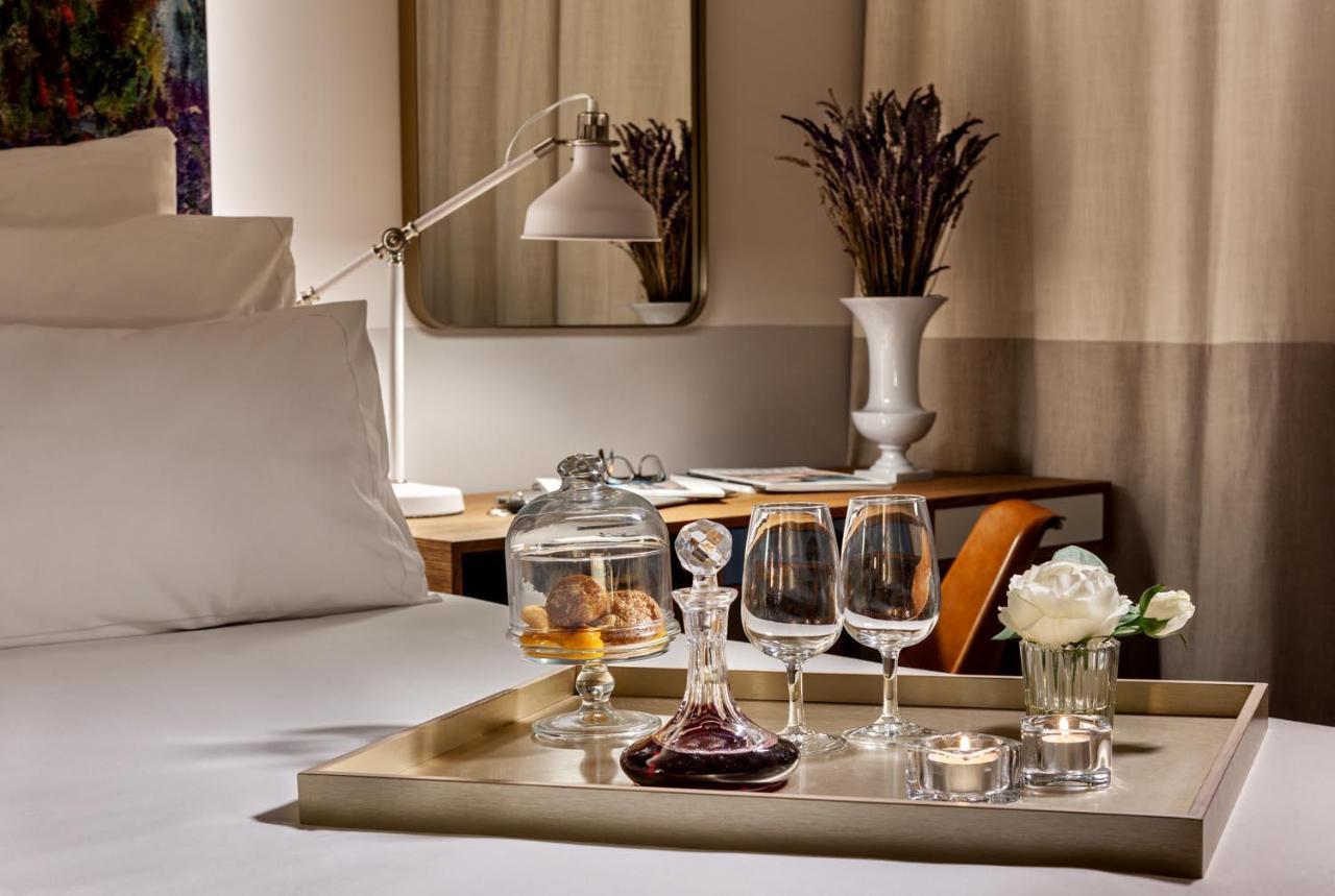 Pestana Douro Riverside - Preferred Hotels & Resorts, Lifestyle Valbom  외부 사진 A tray with a decanter, wine glasses, and a candle holder