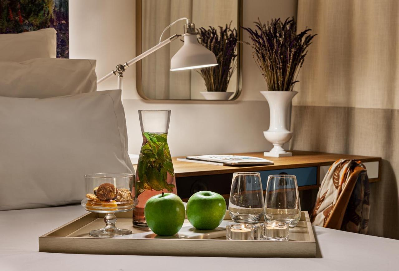 Pestana Douro Riverside - Preferred Hotels & Resorts, Lifestyle Valbom  외부 사진 A tray with fruit and water